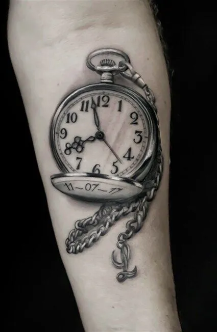 Tatouage d'une montre gousset à l'avant-bras