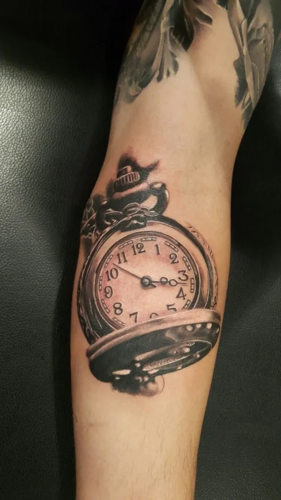 Tatouage montre à gousset ombragée