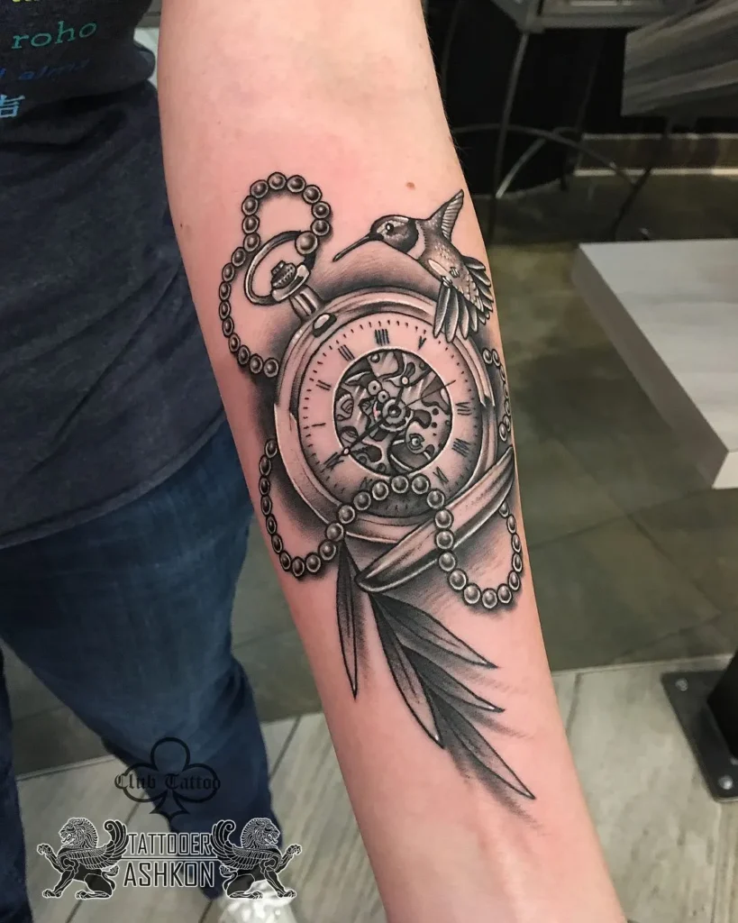 Tatouage d'une montre à gousset avec une hirondelle 