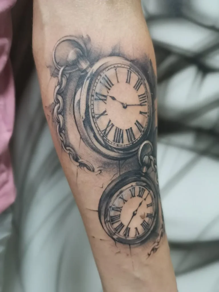 Tatouage de montres à gousset avec leurs chaînes