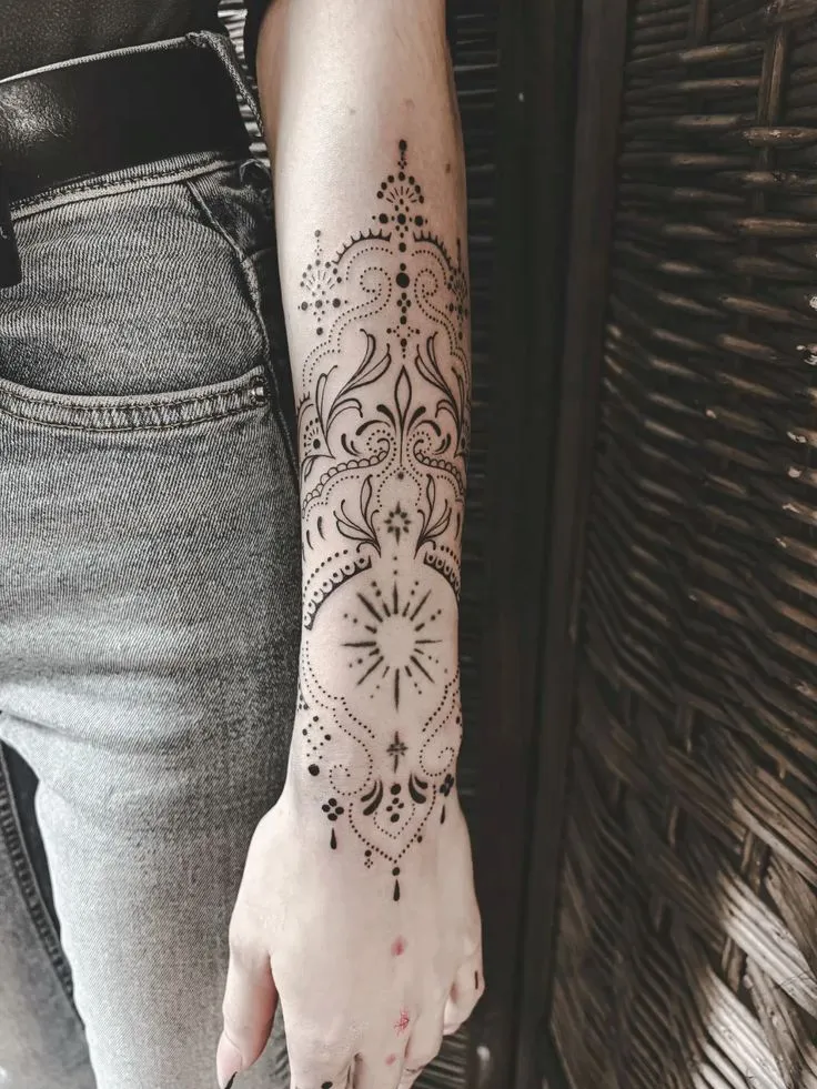 Tatouage ornemental sur l'avant bras d'une femme