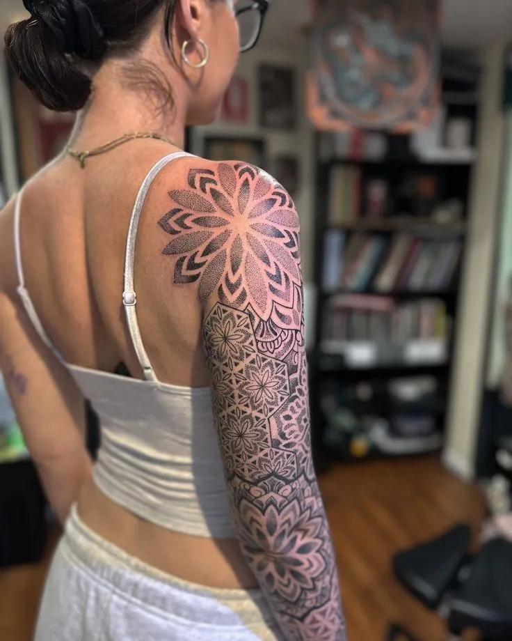 Tatouage ornemental sur le bras d'une femme vue de dos