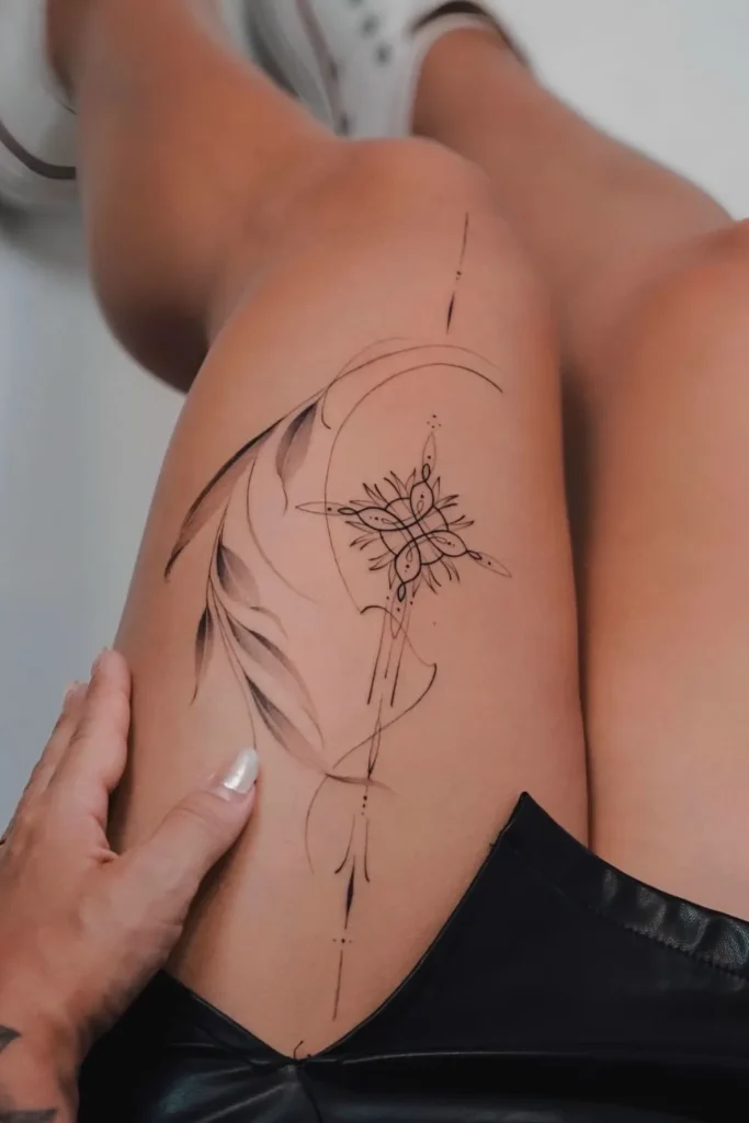 Tatouage ornemental sur la cuisse d'une femme