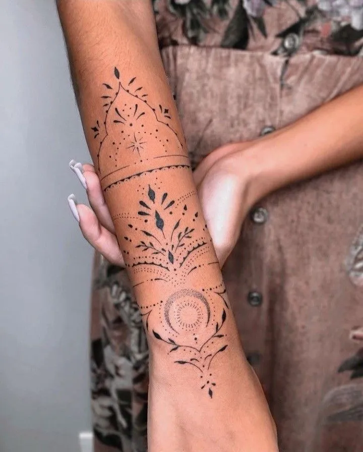 Tatouage ornemental minimaliste pour femme
