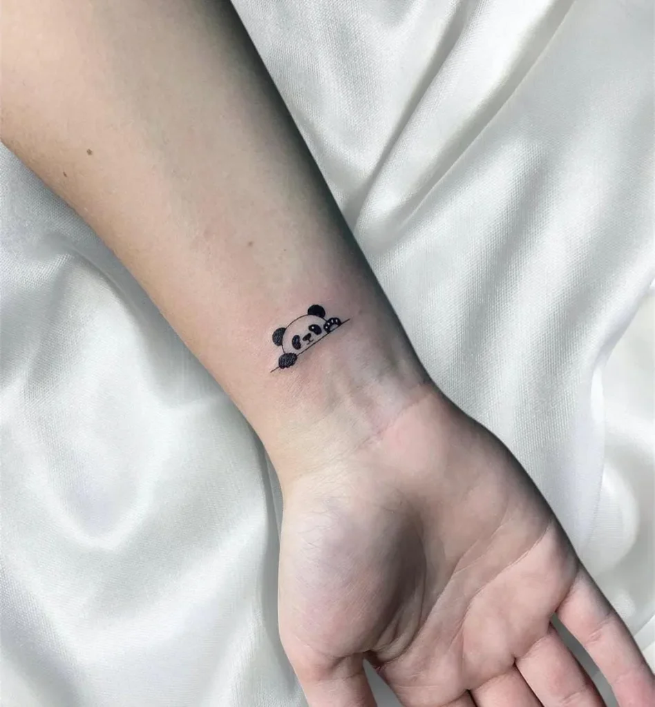 Tatouage minimaliste au poignet