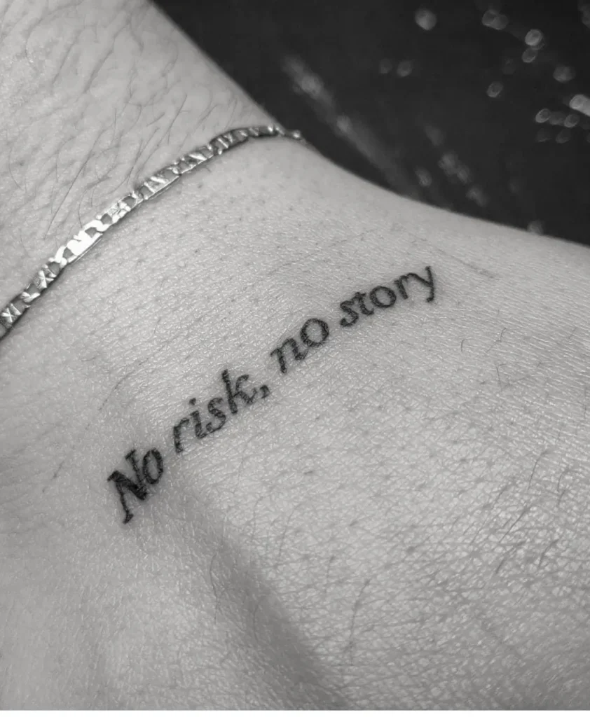 Tatouage d'une phrase en anglais sur le cou d'un homme 