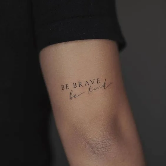 Tatouage à l'arrière du bras d'une phrase en anglais