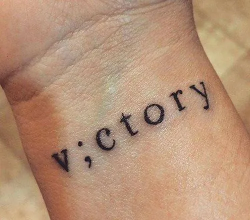 Tatouage point virgule, signification et origine, symbole d'un nouveau départ, d'une renaissance