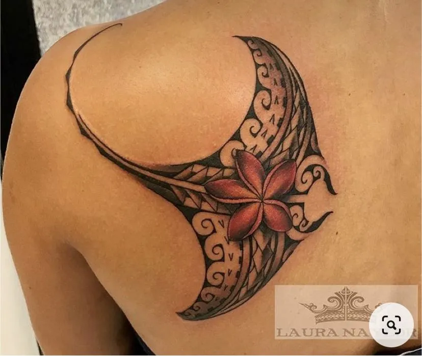 Tatouage raie manta coloré dans le dos d'une femme