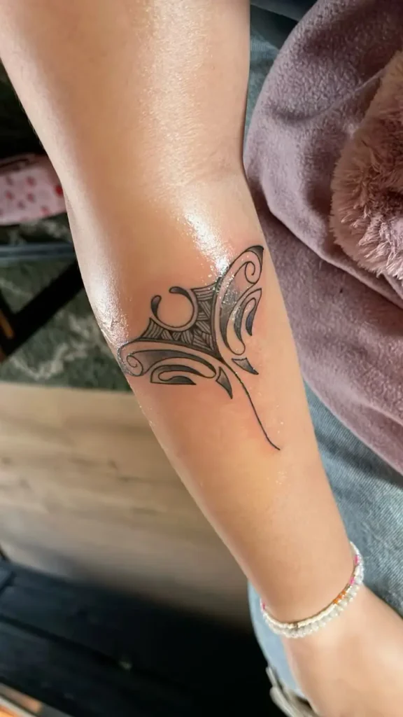 Tatouage raie manta sur l'avant bras d'une femme