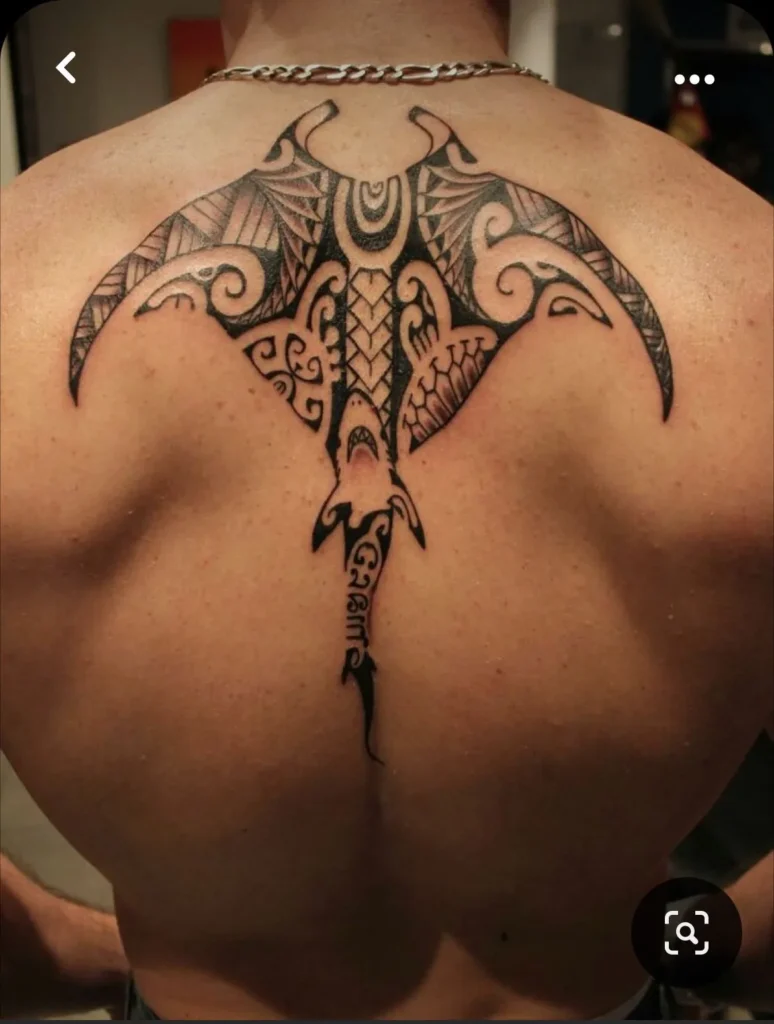 Tatouage raie manta tribal dans le dos d'un homme musclé