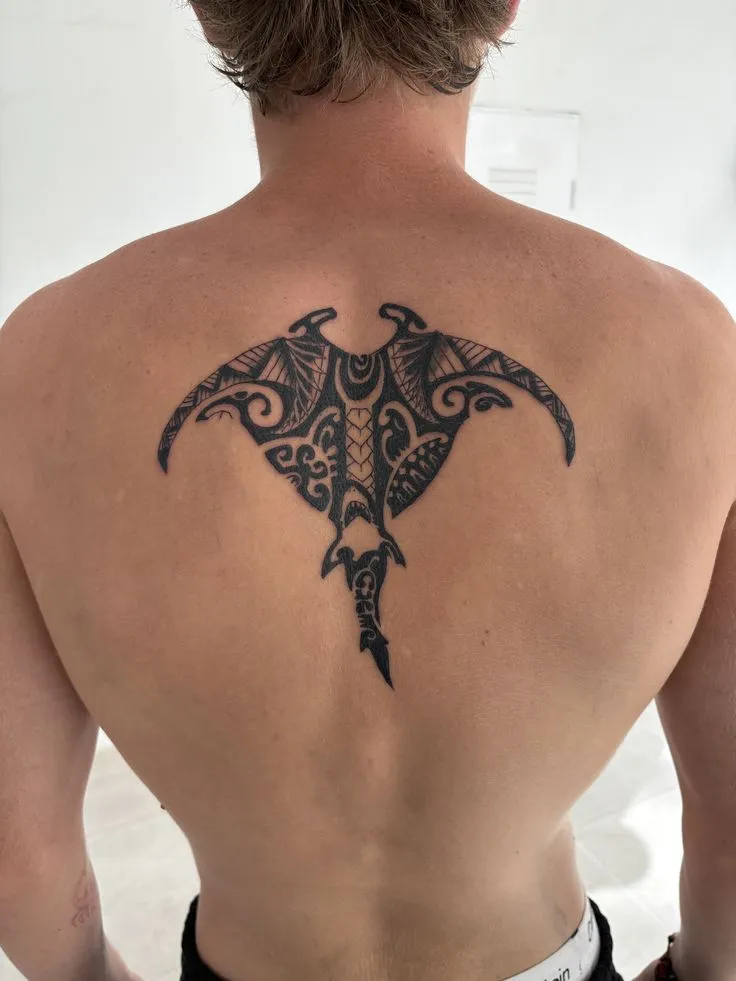 Tatouage de raie manta style tribal homme