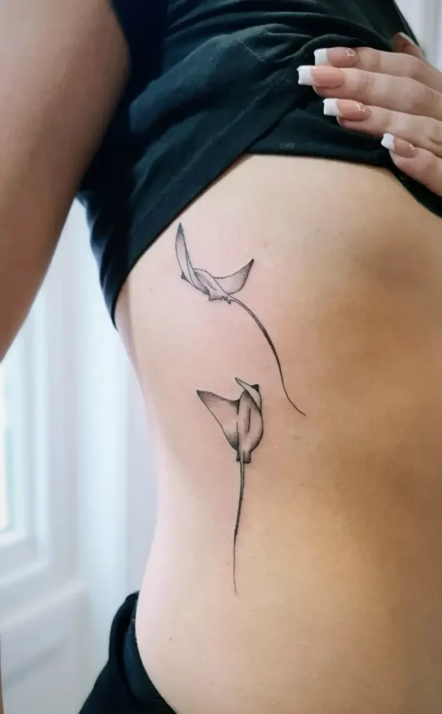 Tatouage raie manta sur les côtes d'une femme