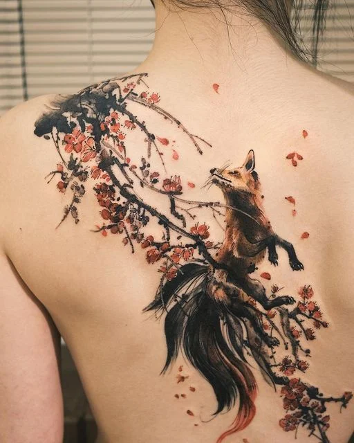 Tatouage de renard dans le dos femme