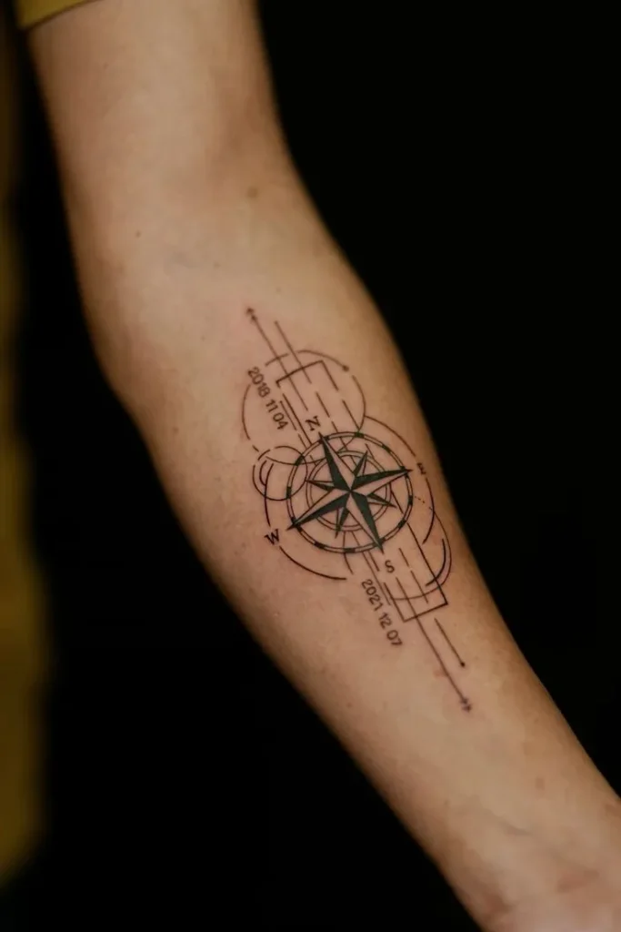 Tatouage rose des vents avec des motifs géométriques sur l'avant bras 