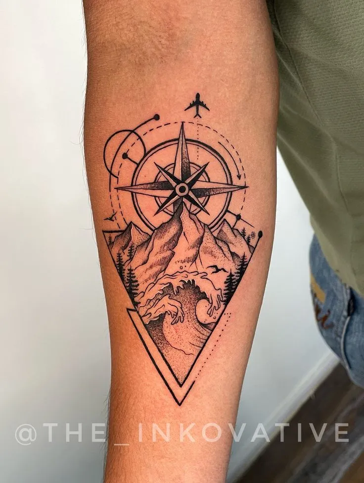 Tatouage de rose des vents avec une montagne et une vague, symbole du voyage