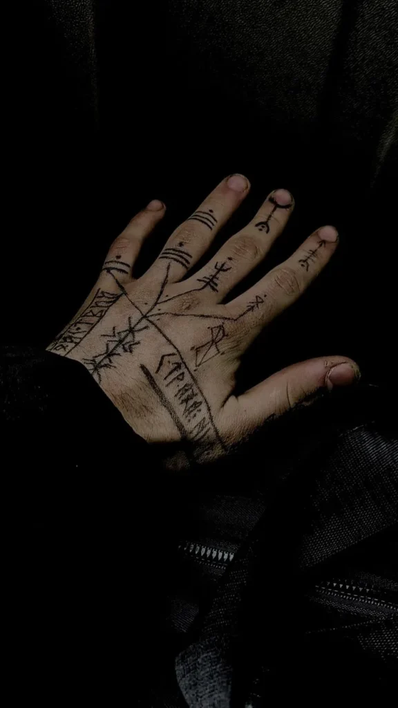 Tatouage de runes viking sur la main d'un homme