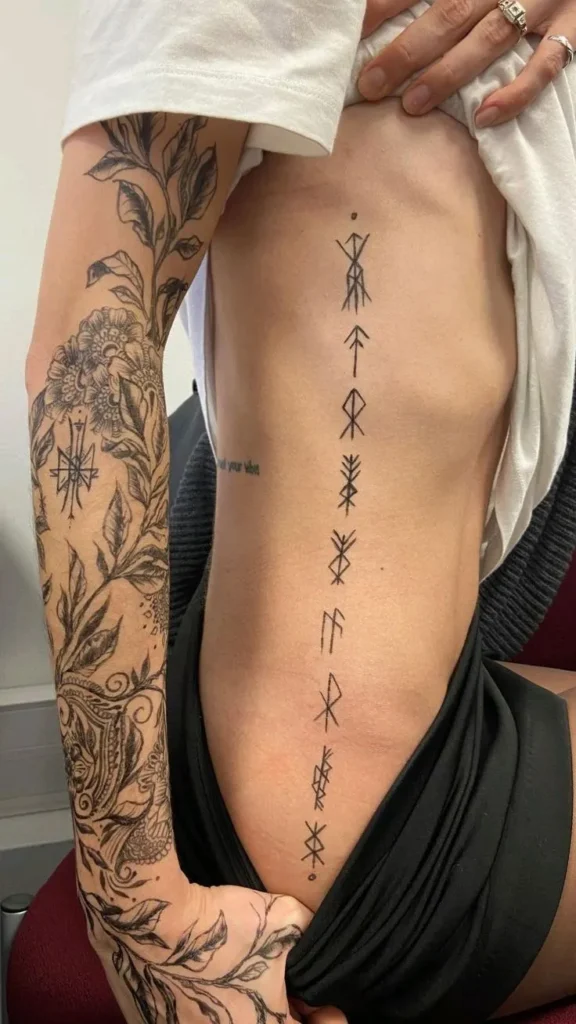 Tatouage rune viking sur les côtes d'une femme