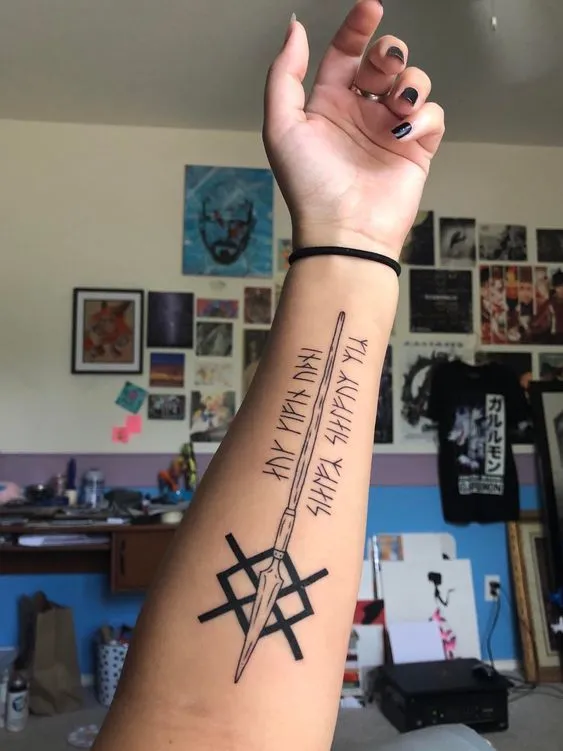 Tatouage rune viking sur l'avant-bras d'une femme