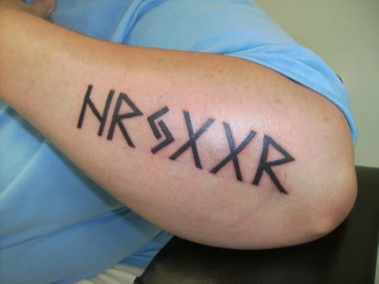 Tatouage rune viking sur le bras d'un homme