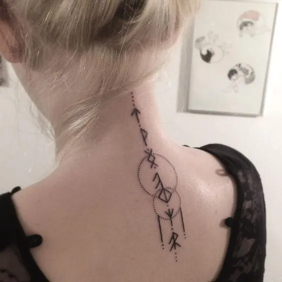Tatouage rune viking sur la nuque d'une femme