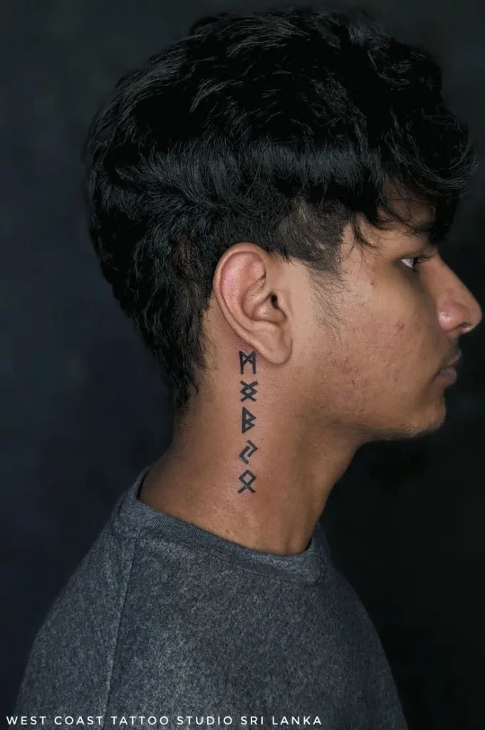 Tatouage rune viking descendant dans le cou d'un homme en commençant derrière l'oreille 