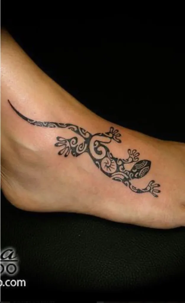 Tatouage salamandre sur le pied d'une femme