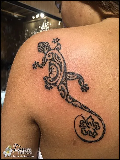 Tatouage tribal d'une salamandre derrière l'épaule d'une femme