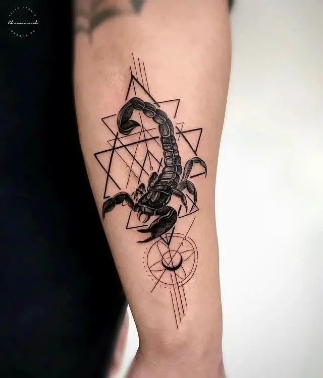 Tatouage scorpion sur le bras homme