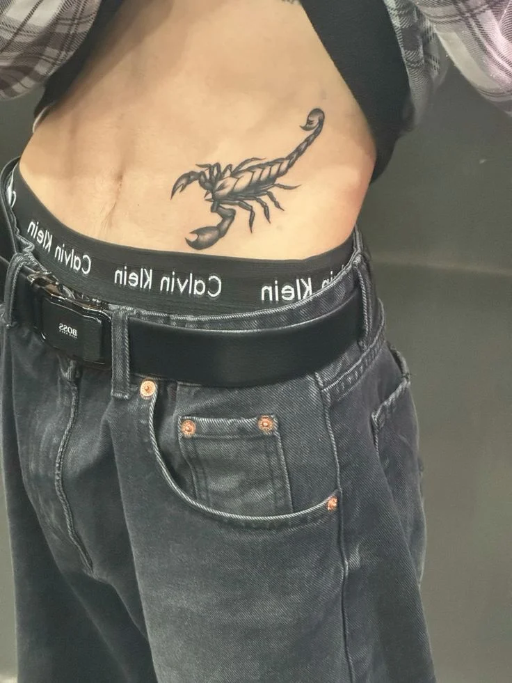Tatouage pour homme scorpion sur les obliques