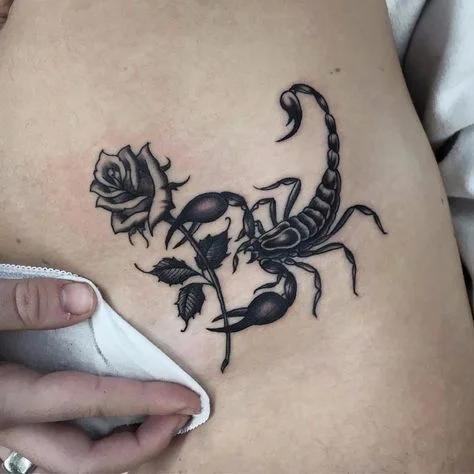 Tatouage scorpion avec rose pour femme
