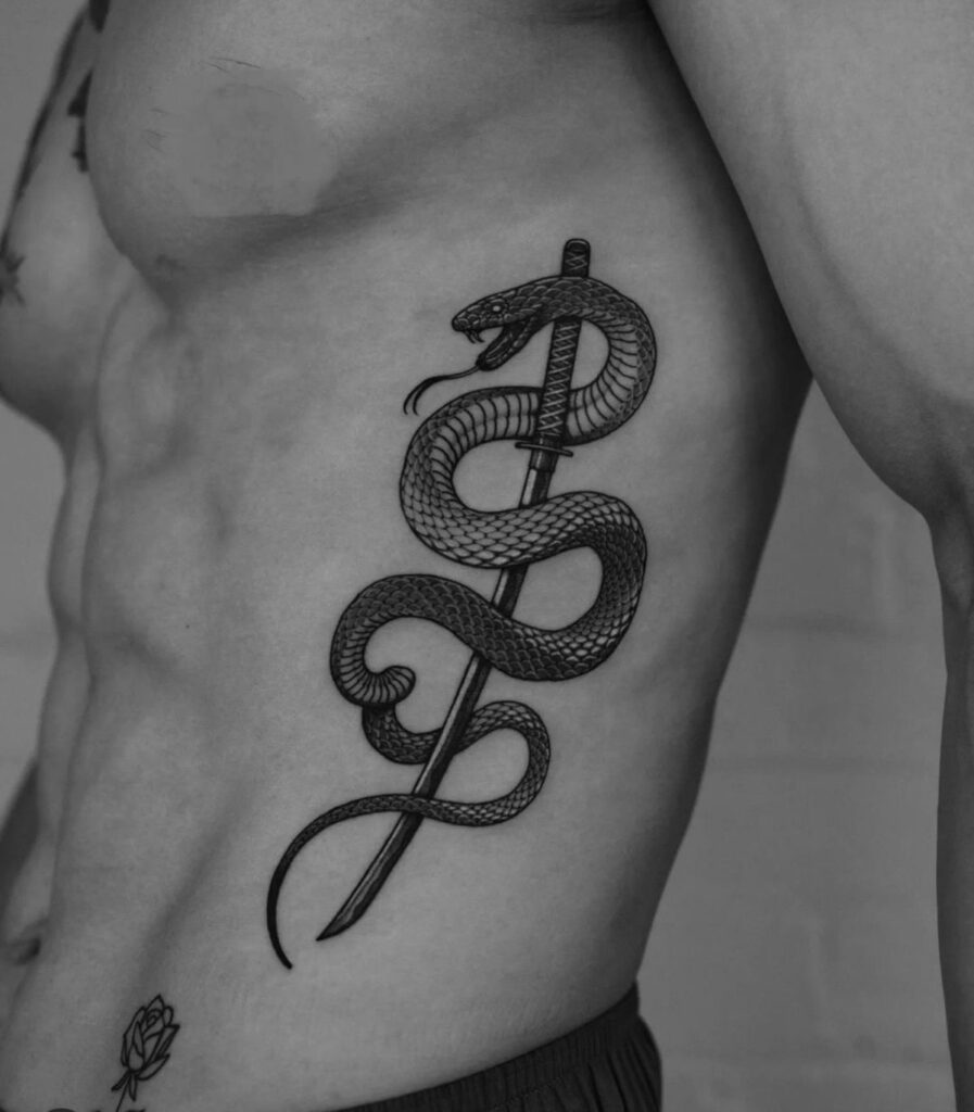 Tatouage serpent abdomen
