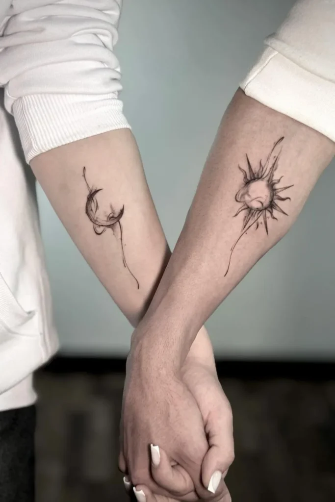 Tatouage soleil et lune d'un couple sur l'avant bras