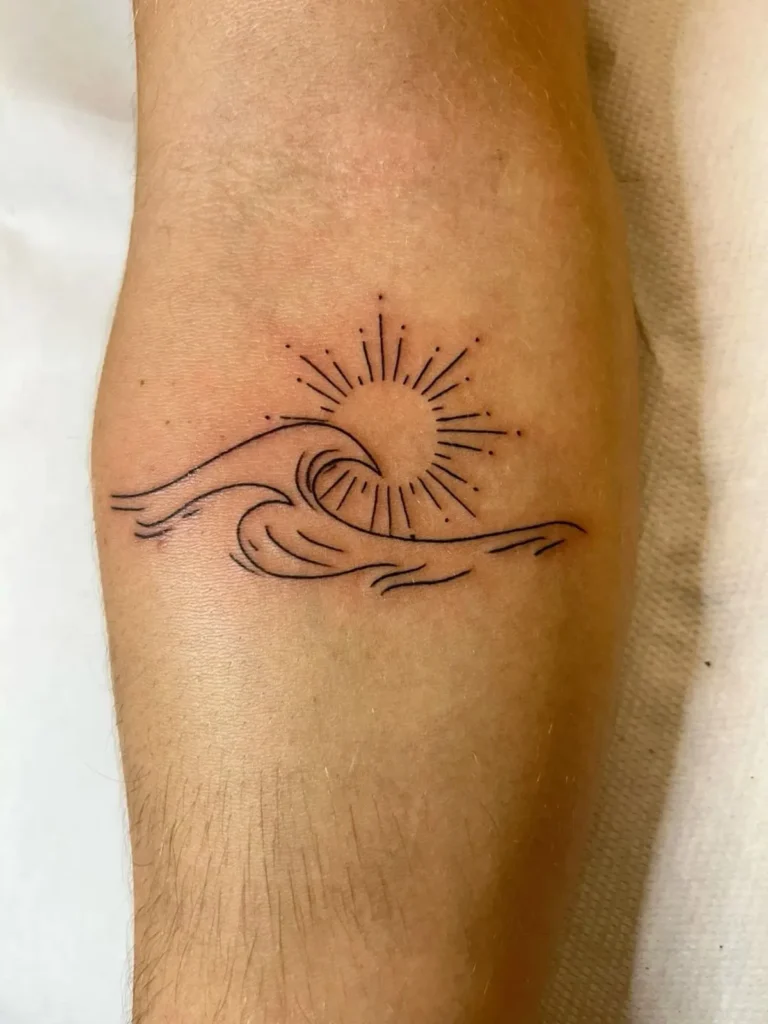 Tatouage minimaliste d'un soleil avec une vague