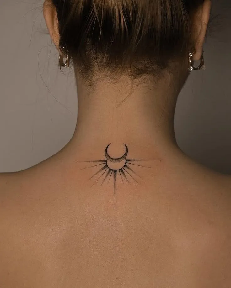 Tatouage sur la nuque du soleil et de la lune, pour femme