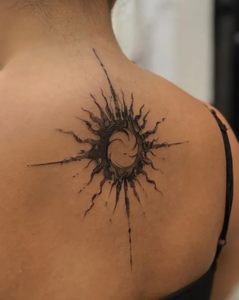 Tatouage soleil abstrait dans le dos d'une femme