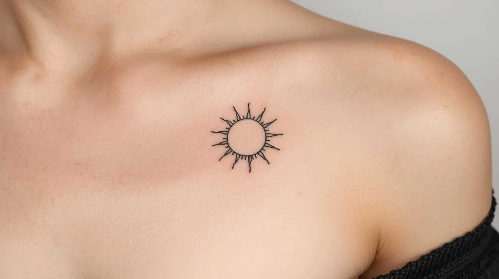 Signification du tatouage soleil, symbole de vie, de chaleur, énergie et renouveau.