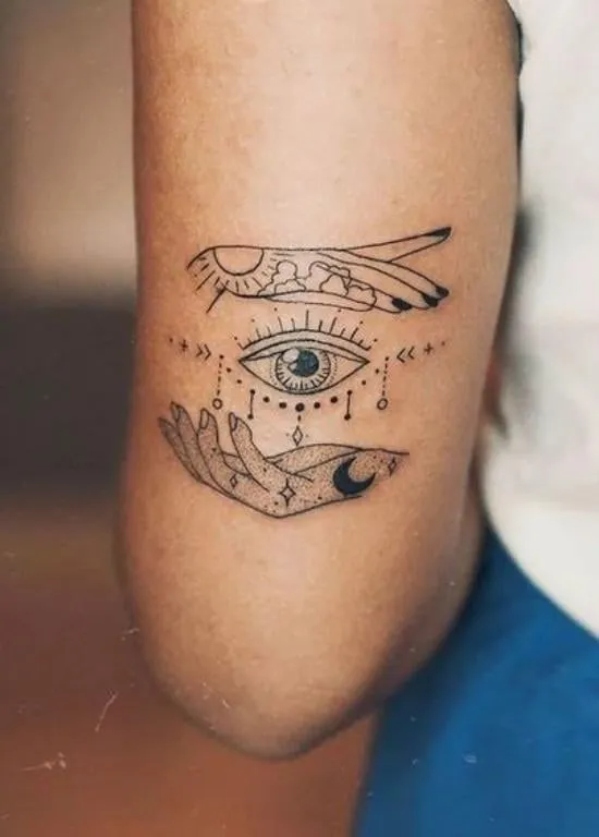 Tatouage spirituel sur l'arrière du bras