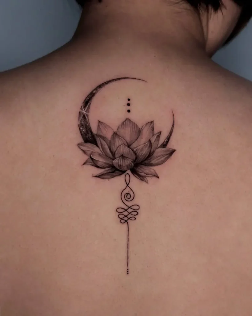 Tatouage spirituel avec un croissant de lune et une fleur de lotus