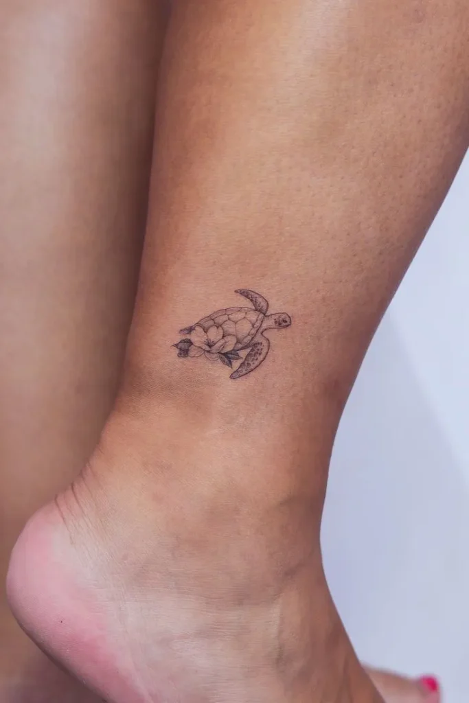 Tatouage tortue sur la cheville d'une femme