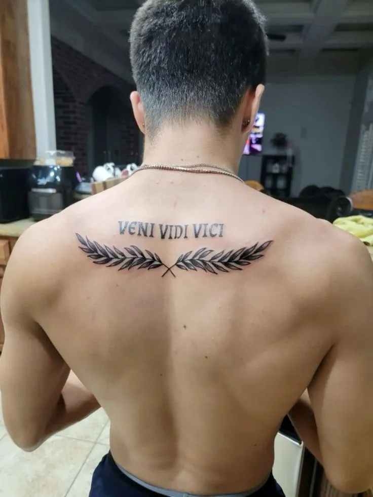 Tatouage veni vidi vici dans le dos d'un homme