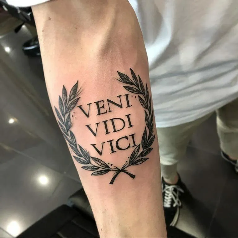 Tatouage veni vidi vici sur l'avant bras d'un homme