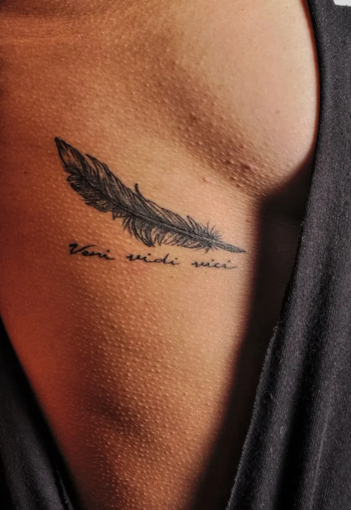 Tatouage veni vidi vici à la poitrine femme