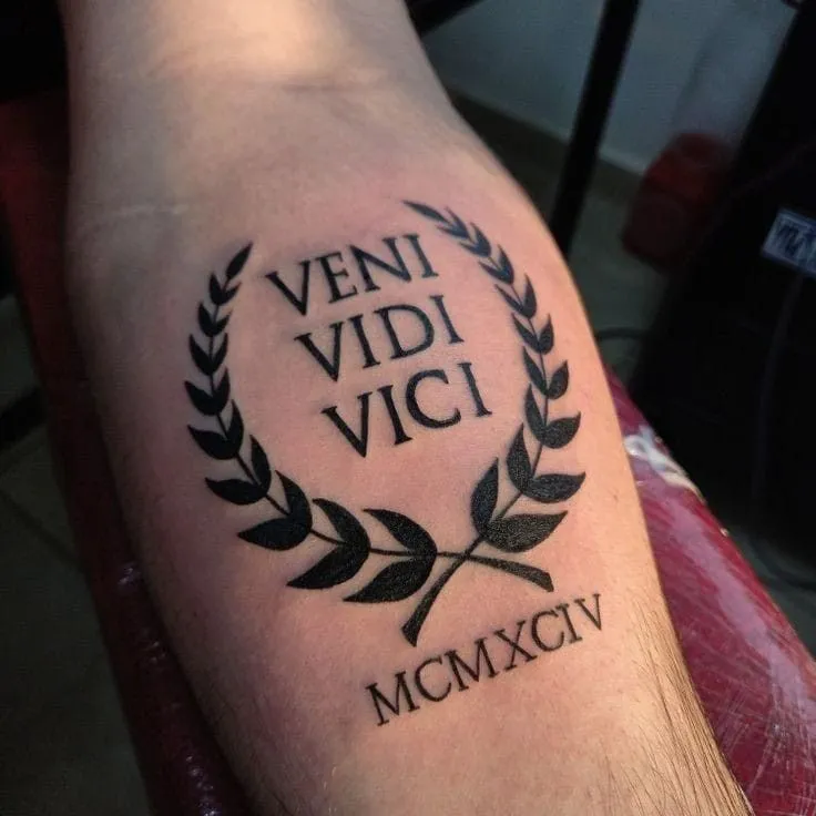 Tatouage veni vidi vici avec des chiffres romains