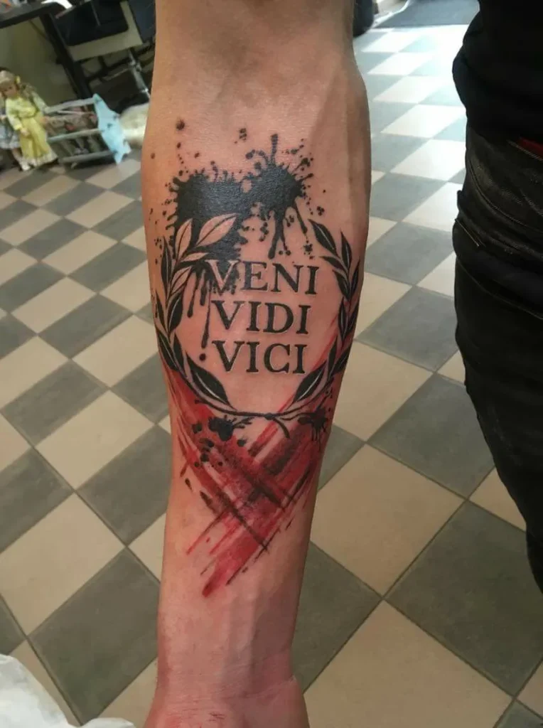 Tatouage ensanglanté avec veni vidi vici
