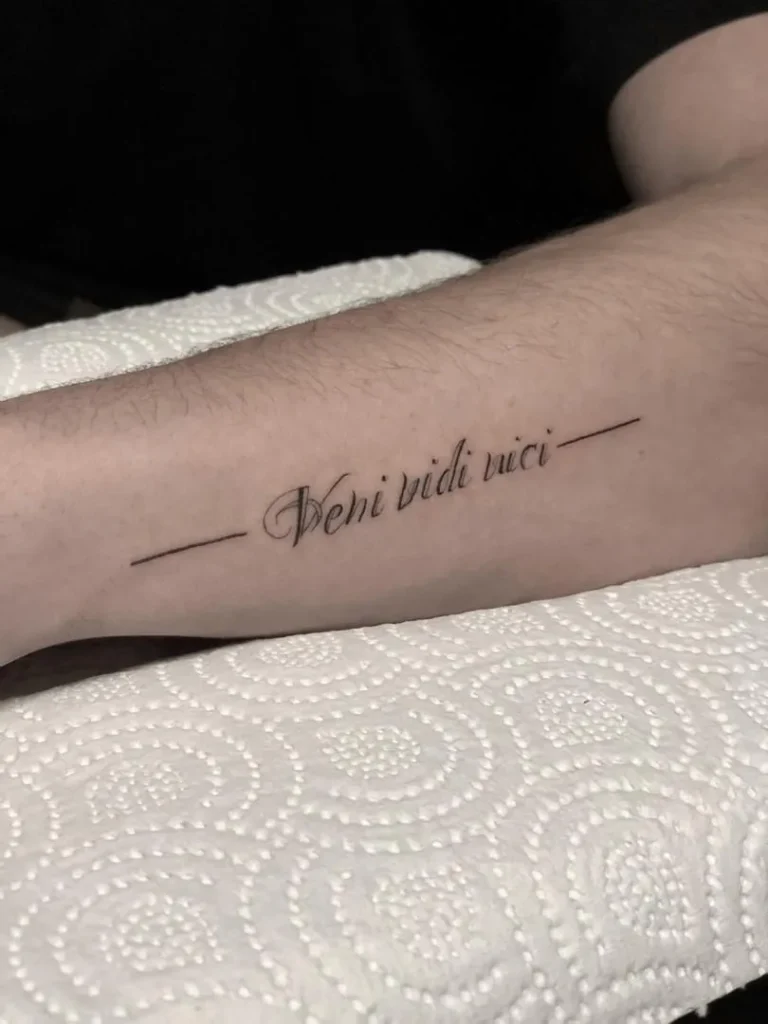 Tatouage veni vidi vici en lettres avec des lignes