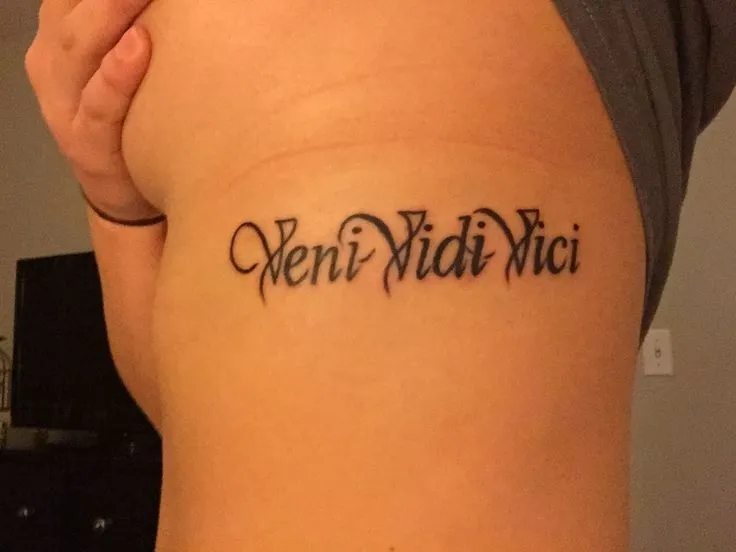 Tatouage veni vidi vici pour femme