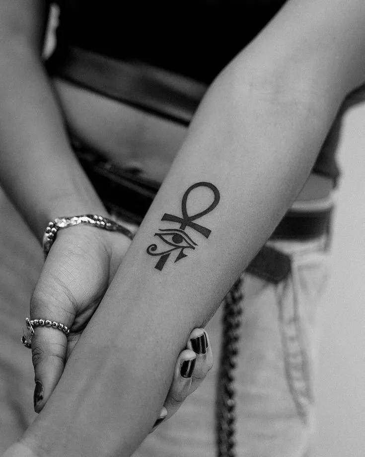 Tatouage égyptien minimaliste sur l'avant bras d'une femme