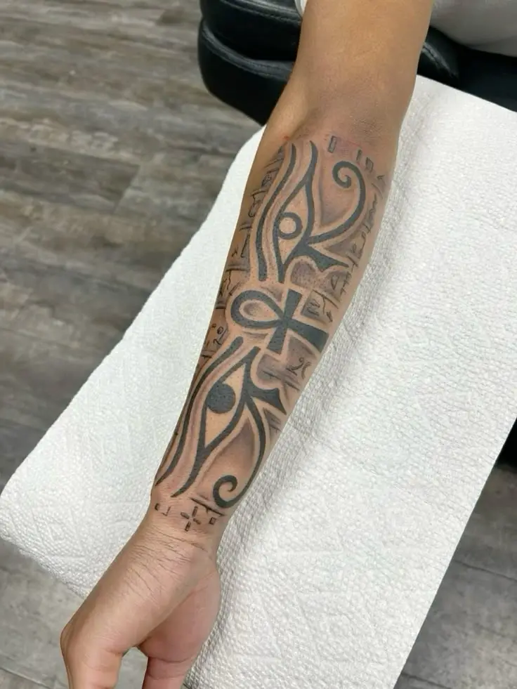 Tatouage égyptien des yeux d'Osiris sur le bras d'un homme