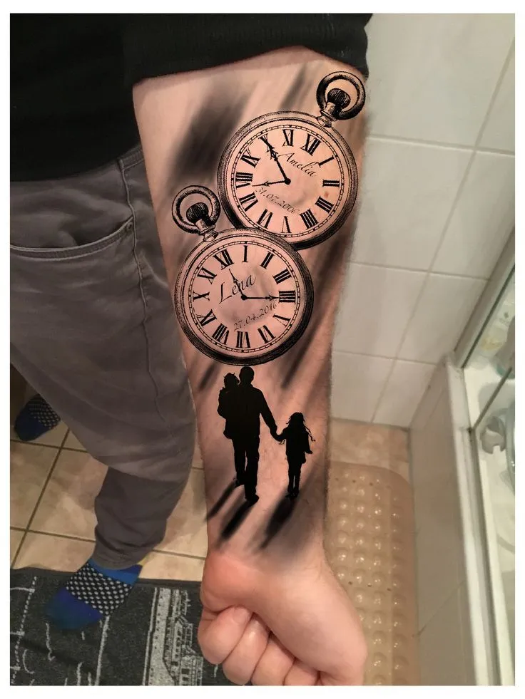 Tatouage de deux horloges, et d'un homme tenant la main de sa fille